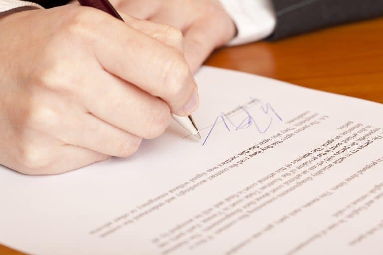 Un employé signe-t-il ou non son solde de tout compte : quelles sont les conséquences ?