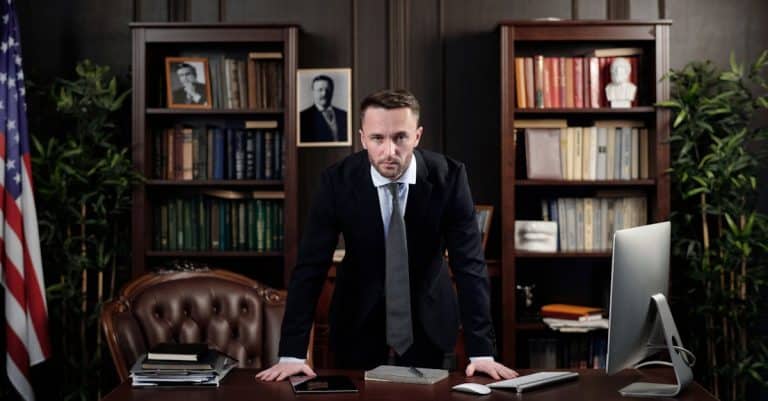 Quels critères devez-vous évaluer pour trouver le bon avocat en affaire ?