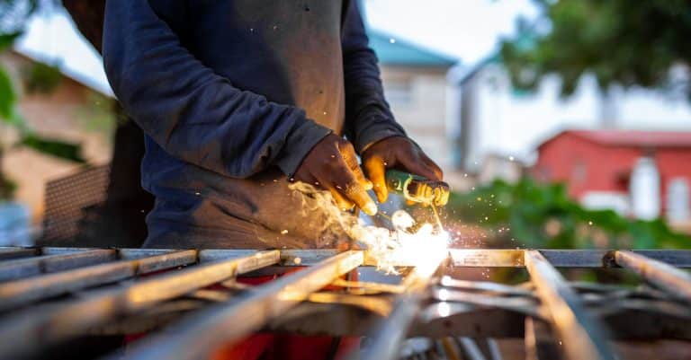 Quels sont les enjeux des relations professionnelles dans le droit du travail ?