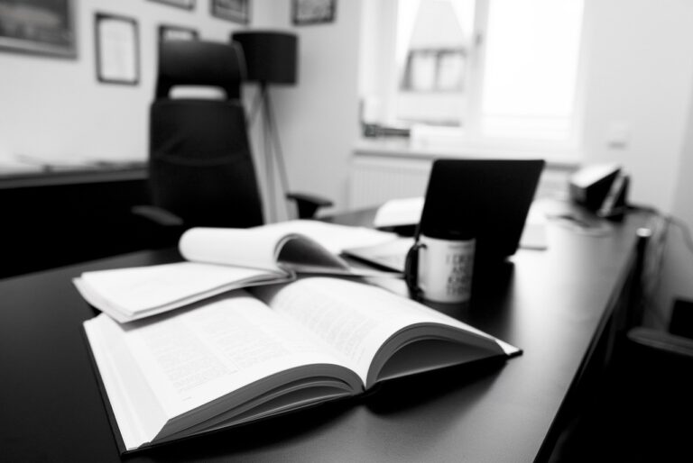 Quelles sont les obligations des sociétés en droit commercial selon un avocat ?