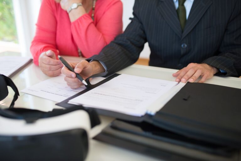 Comment bien préparer ses contrats et accords en droit commercial avec un avocat ?