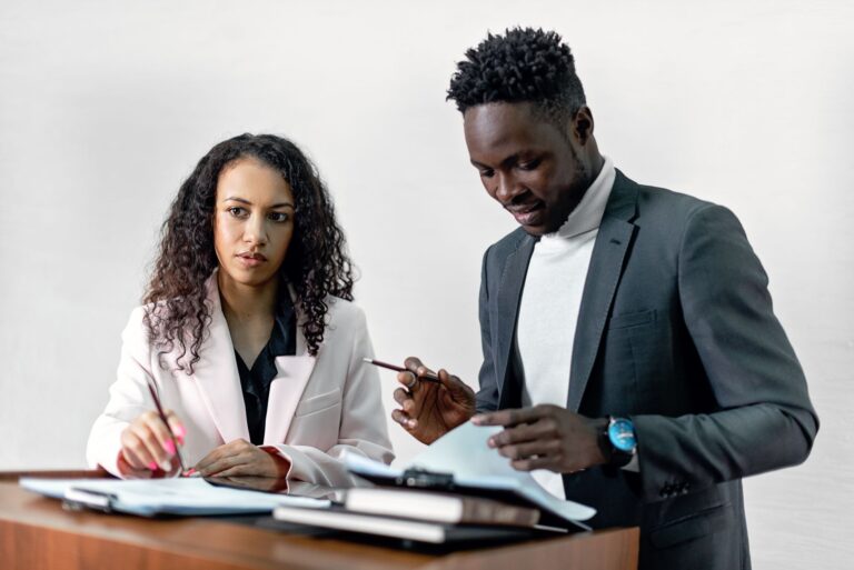 Comment l&rsquo;avocat du travail peut-il favoriser une relation employeur-employé équilibrée ?