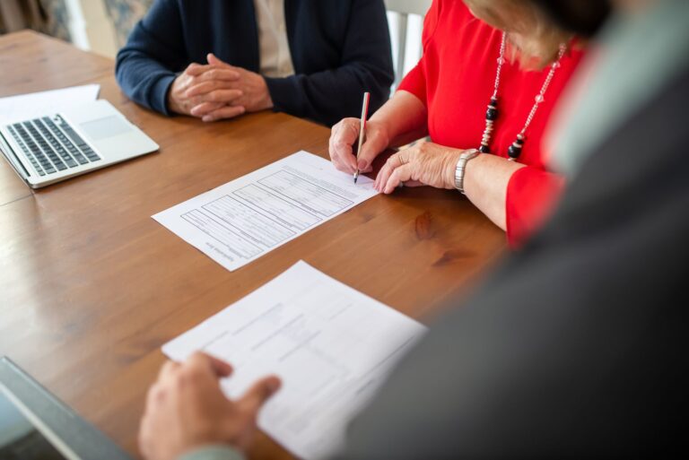 Quels sont les points à vérifier avant toute transaction immobilière avec un avocat spécialisé ?