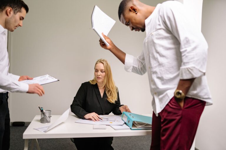 Quels sont les recours possibles en cas de conflit dans le domaine du travail pour les avocats ?