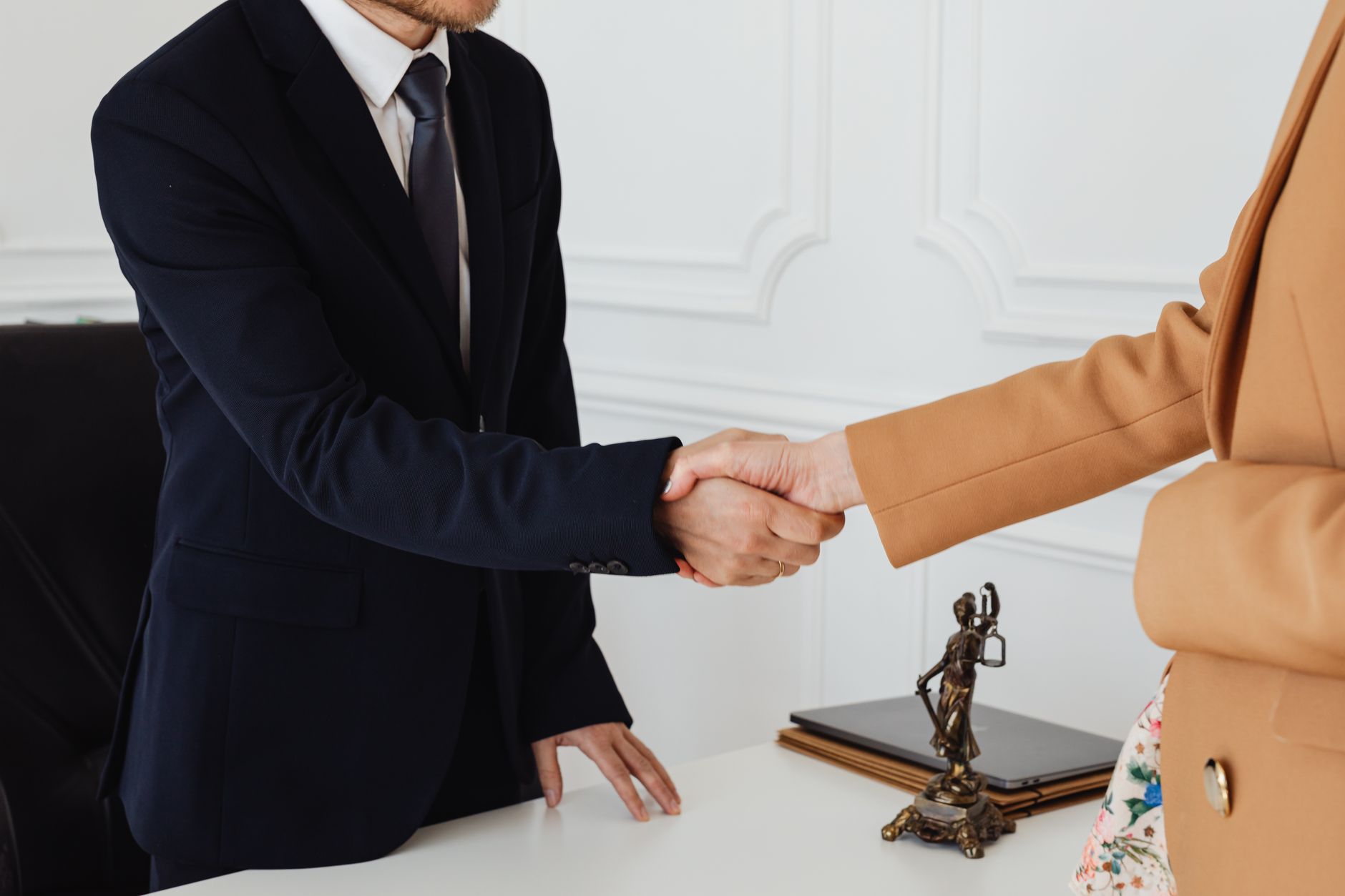 Comment prévenir les litiges en adoptant de bonnes habitudes dans le droit commercial avec un avocat ?