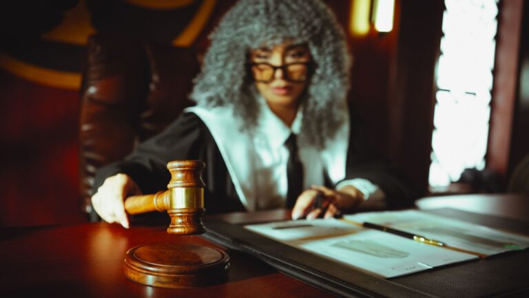 Quels sont les critères de sélection pour trouver le bon avocat en affaires ?
