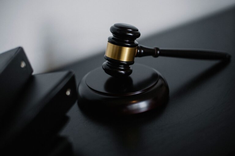 Comment anticiper et régler les conflits commerciaux avec un avocat en droit commercial ?