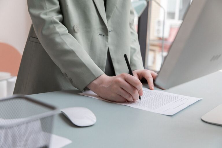 Comment éviter les contentieux en droit commercial avec un avocat ?