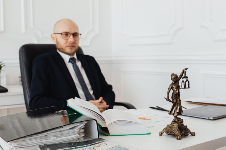 Quels critères privilégier pour bien choisir son avocat en affaire ?