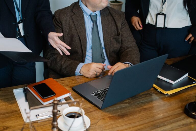 Comment gérer efficacement les risques juridiques en droit commercial avec un avocat ?