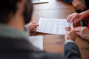 Comment bien gérer la dimension juridique des entreprises en droit commercial avec un avocat ?