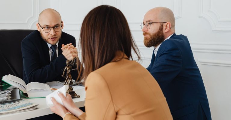 Pourquoi l&rsquo;avocat joue-t-il un rôle crucial en droit commercial ?